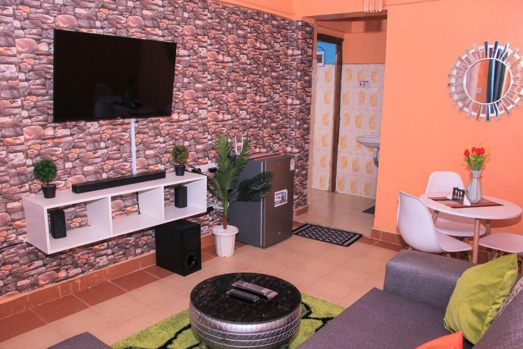 Cozy Homes 1 Bedroom House With Wi-Fi King Size Bed. Free Parking 나이바샤 외부 사진