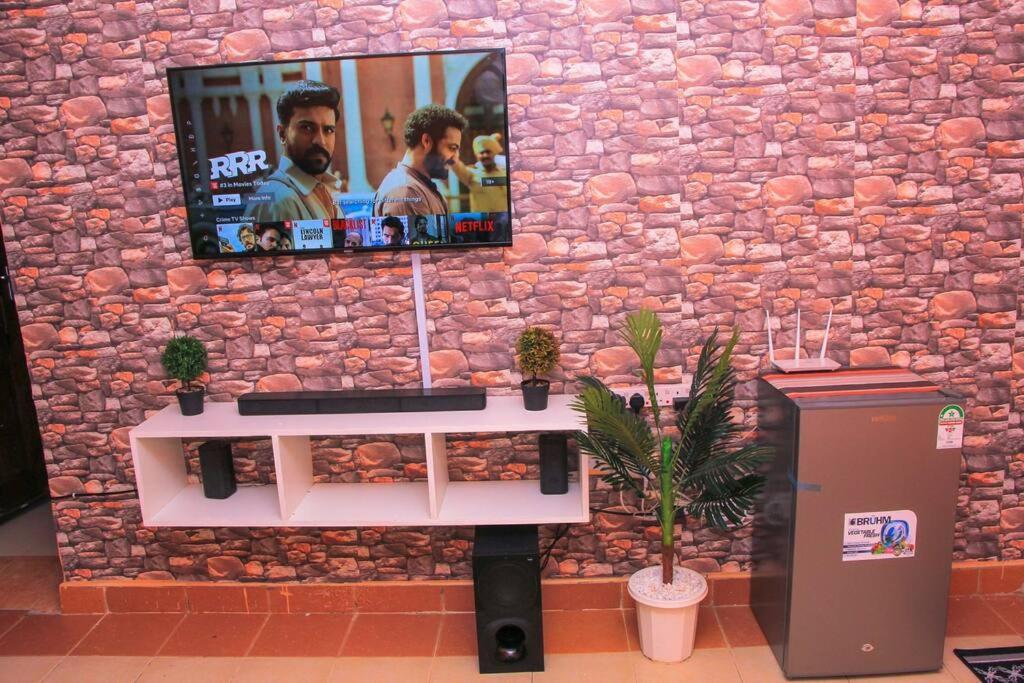 Cozy Homes 1 Bedroom House With Wi-Fi King Size Bed. Free Parking 나이바샤 외부 사진